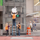 Imagen para el artículo titulado Disfrazan de Apple Store un ascensor de entrada al metro y ponen a 50 personas haciendo cola para el iPhone X